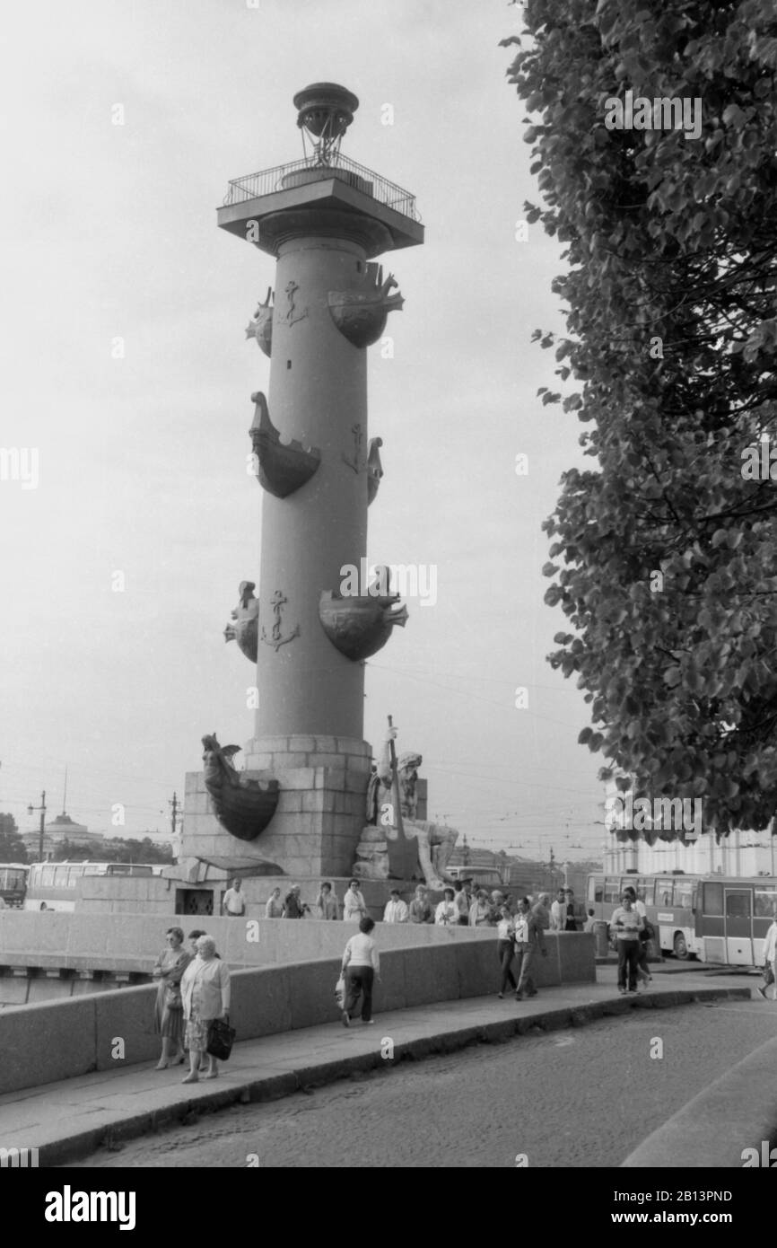 Circa 1980 La Colonna Di Rostal settentrionale e il Ponte di Birzhevoy Foto Stock