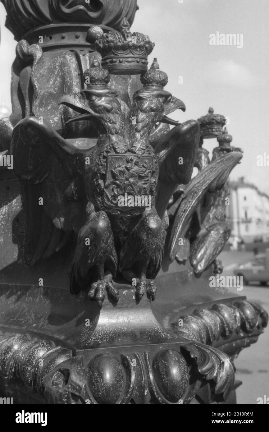Circa 1980 Leningrado (San Pietroburgo). Stemma in bronzo a due teste di aquila dell'Impero Russo. Elemento di arredo urbano. Primo piano Foto Stock