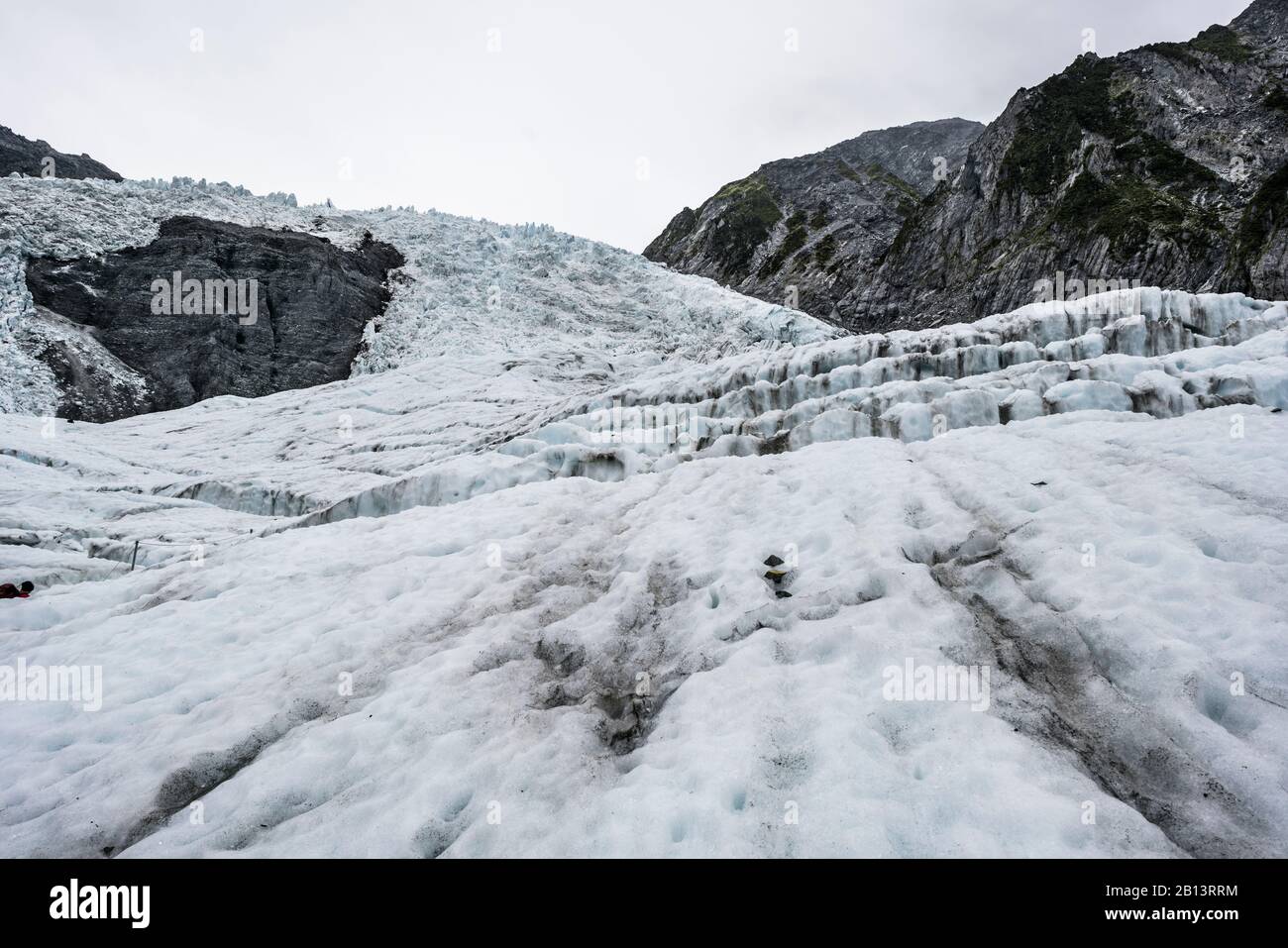 Cima del ghiacciaio Franz Josef con grande buco nero di rocce, Nuova Zelanda Foto Stock