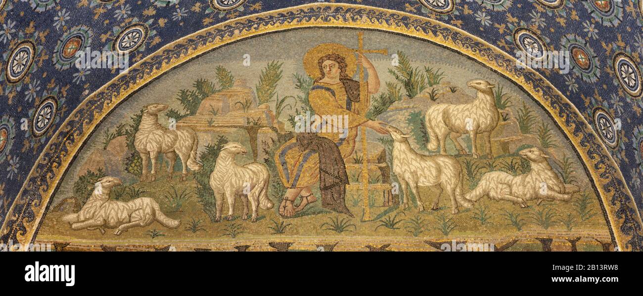 Ravenna, ITALIA - 28 GENNAIO 2020: Il mosaico di Gesù come Buon Pastore nel Mausoleo di Galla Placidia del 5. Sec. Foto Stock