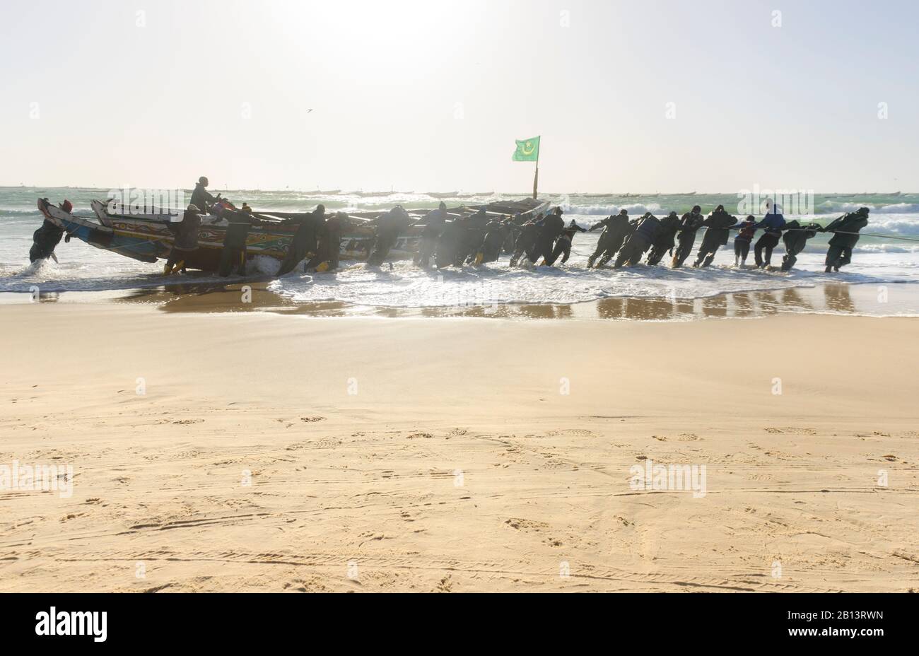 Pescatori, peddlers, barche al famoso mercato del pesce di Nouakchott Foto Stock