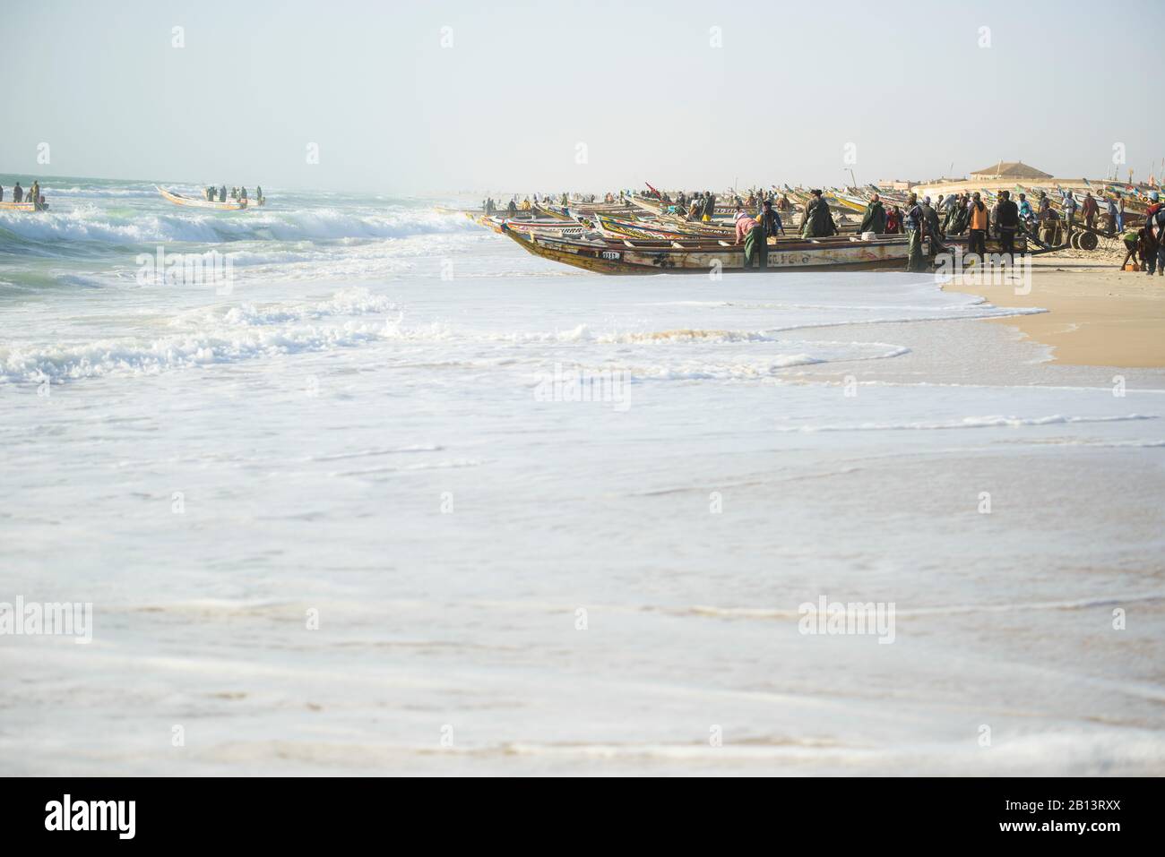 Pescatori, peddlers, barche al famoso mercato del pesce di Nouakchott Foto Stock