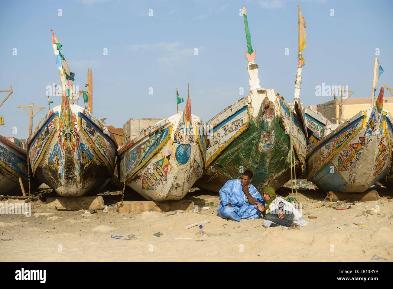 Pescatori, peddlers, barche al famoso mercato del pesce di Nouakchott Foto Stock