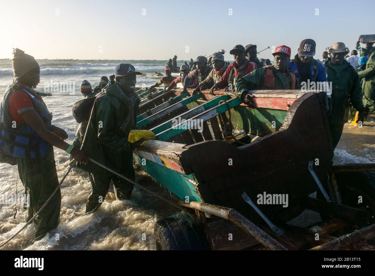 Pescatori, peddlers, barche al famoso mercato del pesce di Nouakchott Foto Stock