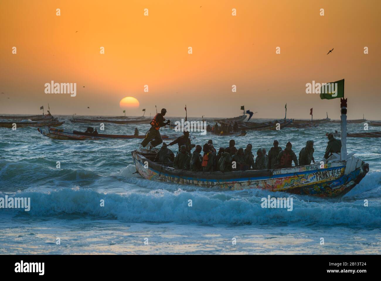 Pescatori, peddlers, barche al famoso mercato del pesce di Nouakchott Foto Stock