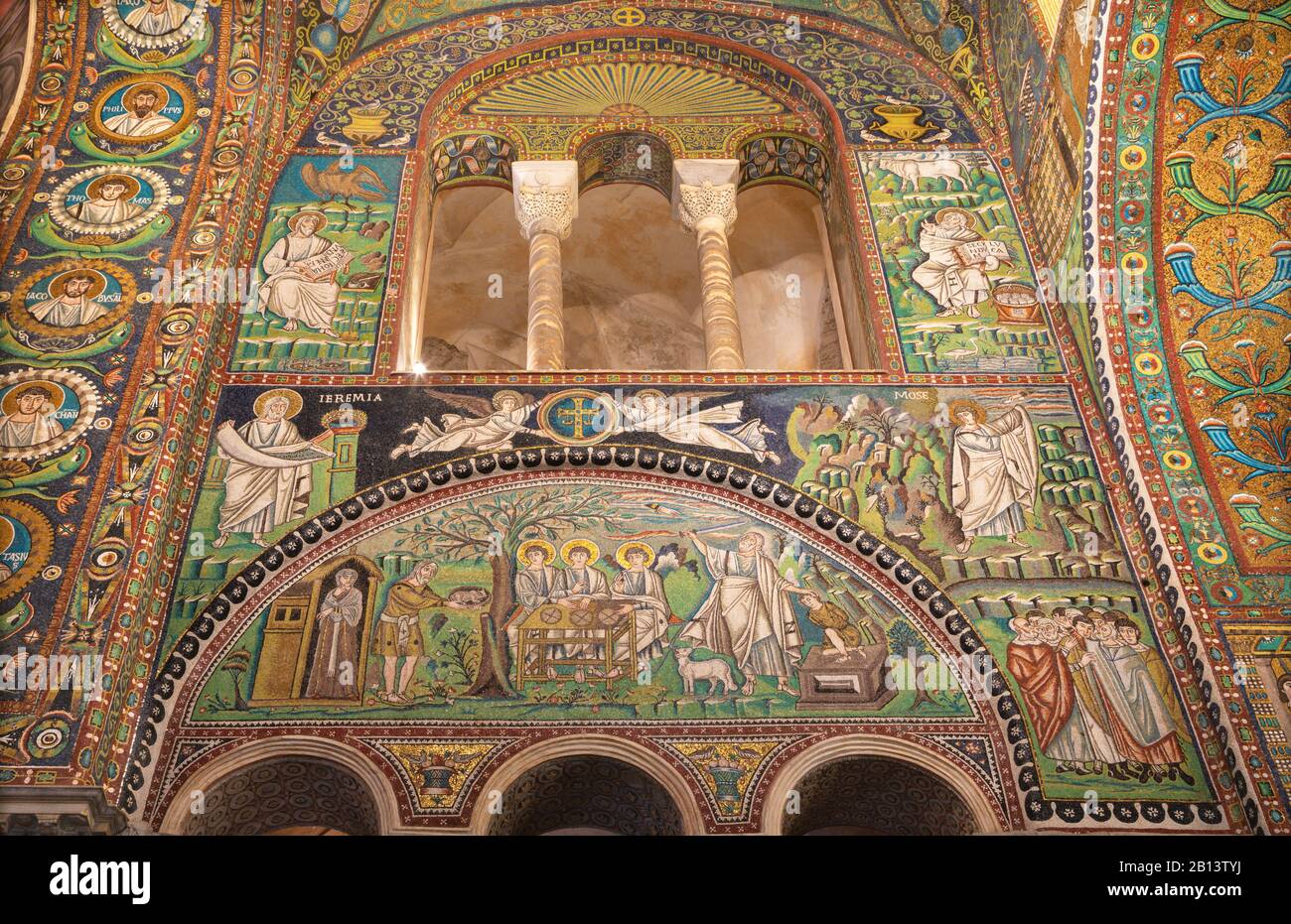 Ravenna - il mosaico delle scene Abramo ospita gli Angeli dell'albero e il sacrificio di Isacco nel presbiterio della chiesa Basilica di San vitale. Foto Stock