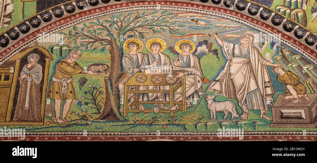 Ravenna - il mosaico delle scene Abramo ospita gli Angeli dell'albero e il sacrificio di Isacco nel presbiterio della chiesa Basilica di San vitale. Foto Stock