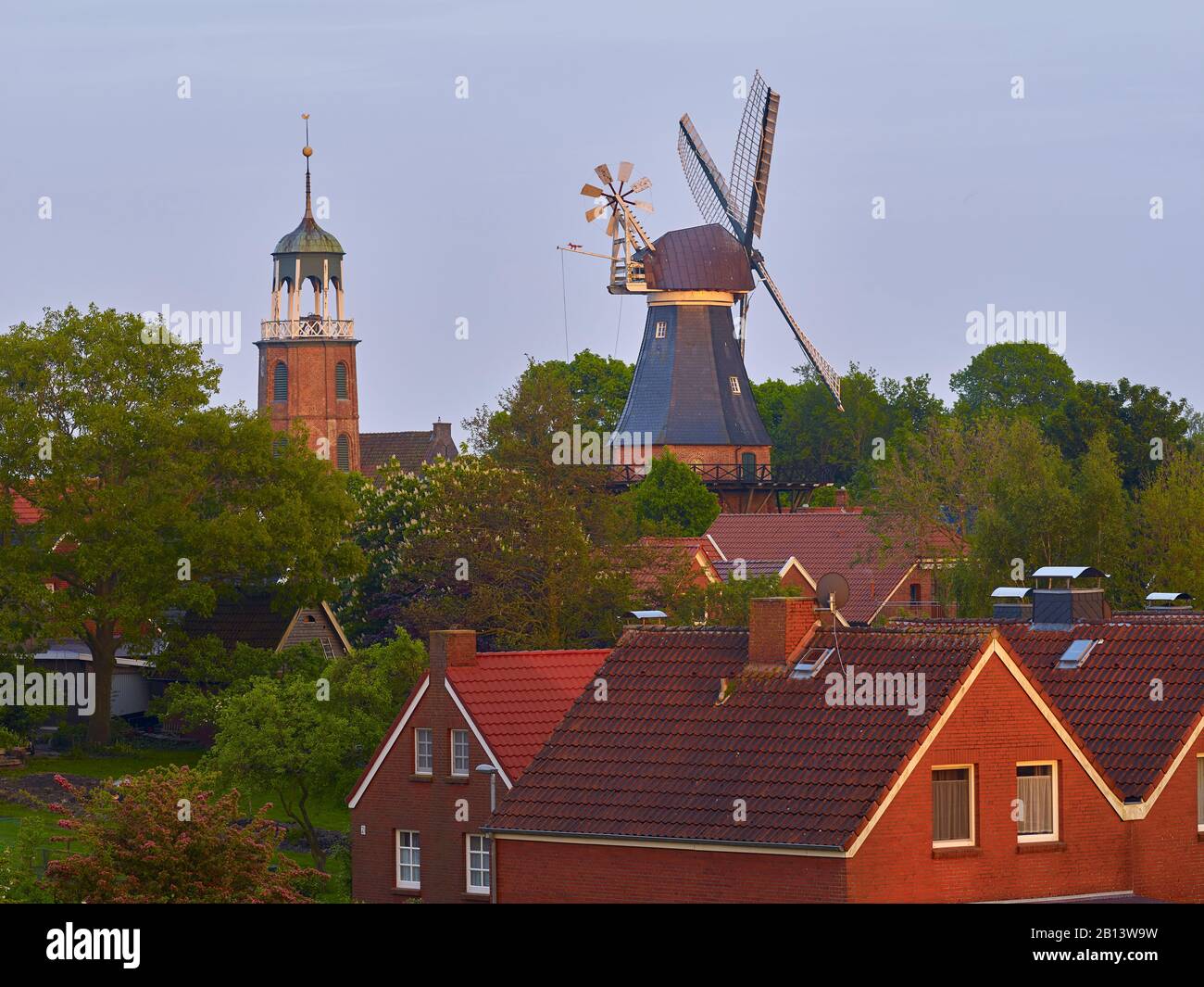 Chiesa torre e mulino di Ditzum, Jemgum, Frisia orientale, Bassa Sassonia, Germania Foto Stock