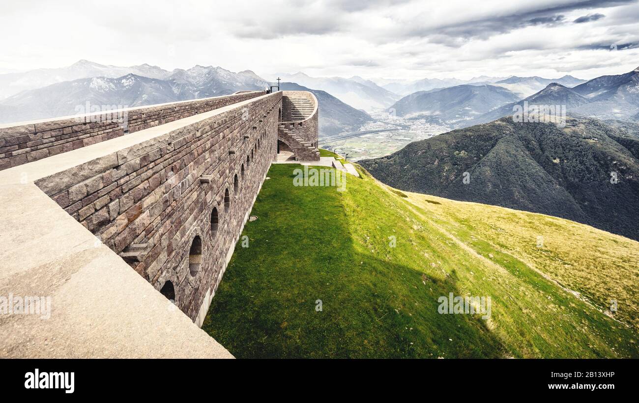 Chiesa di Santa Maria degli Angeli progettata da Mario Botta a Monte Tamaro in Ticino, Svizzera Foto Stock