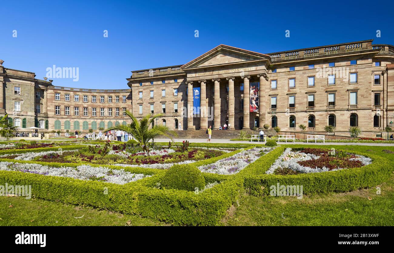 Confine dei fiori con lo Schloss Wilhelmshöhe nel Bergpark Wilhelmshöhe, Kassel, Assia, Germania Foto Stock