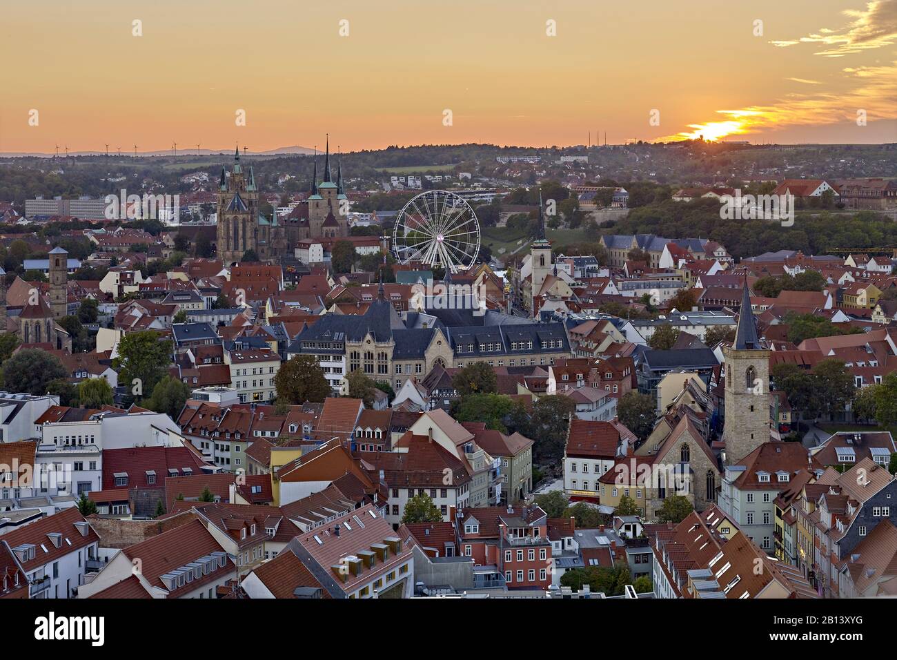 Vista su Erfurt con ruota ferris al tramonto, Erfurt, Turingia, Germania Foto Stock