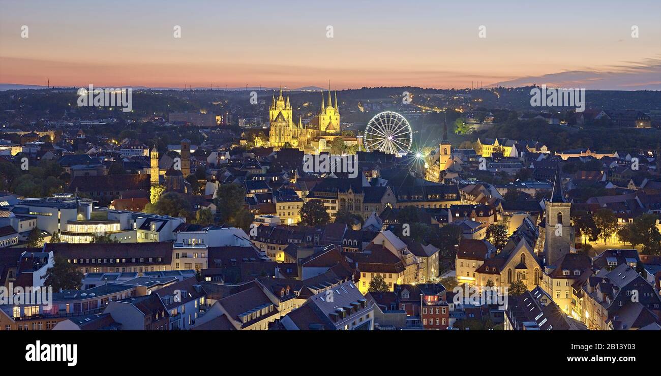 Vista su Erfurt con ruota ferris, cattedrale e Severikirche per Oktoberfest, Turingia, Germania Foto Stock