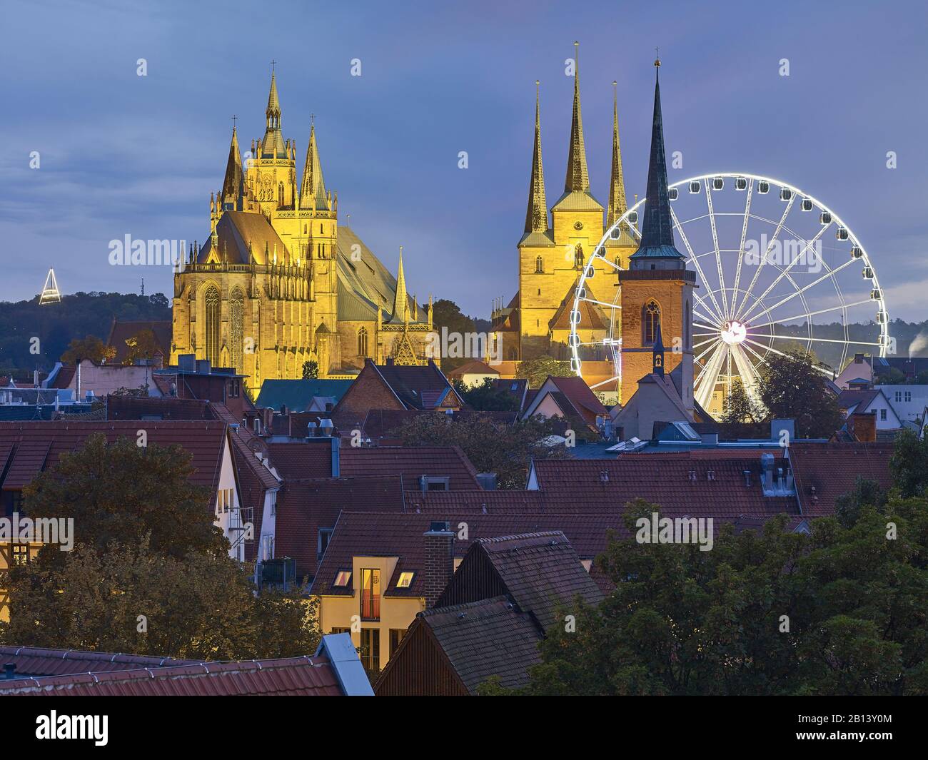 Vista su Erfurt con ruota ferris, cattedrale e Severikirche per Oktoberfest, Turingia, Germania Foto Stock