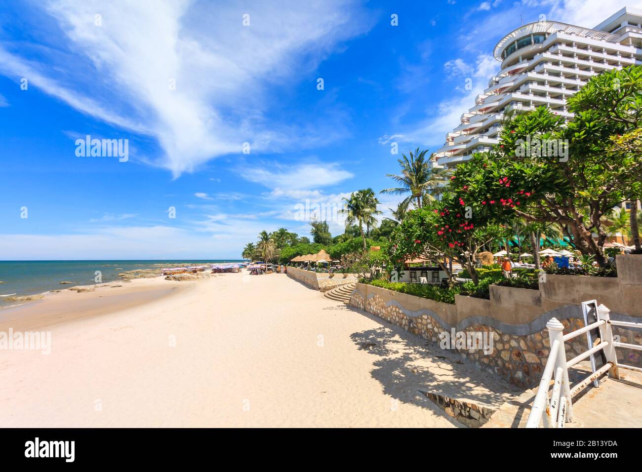 La spiaggia di fronte ad un grande hotel a Hua Hin, Tailandia Foto Stock