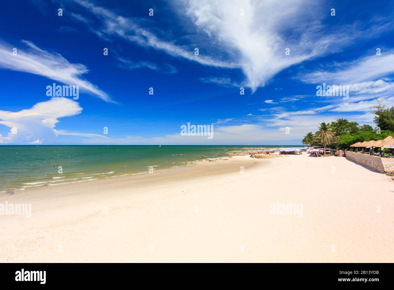 La spiaggia di fronte ad un grande hotel a Hua Hin, Tailandia Foto Stock