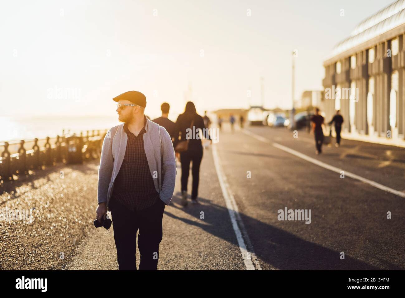 Turistico sul lungomare, fotografo, Brighton, Inghilterra Foto Stock