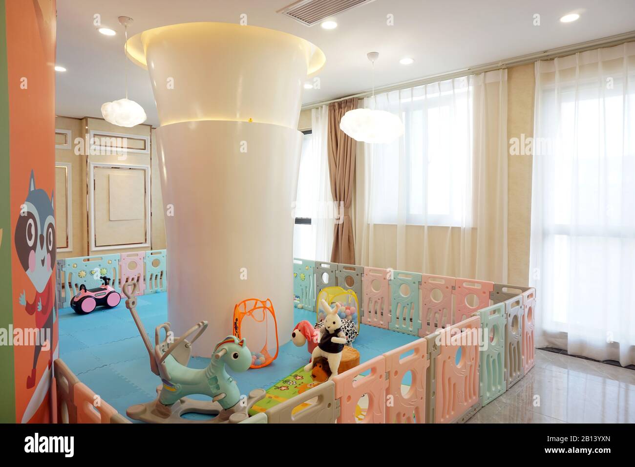 asilo nido interno sala attività bambini, giocattoli e cartoni animati. Foto Stock