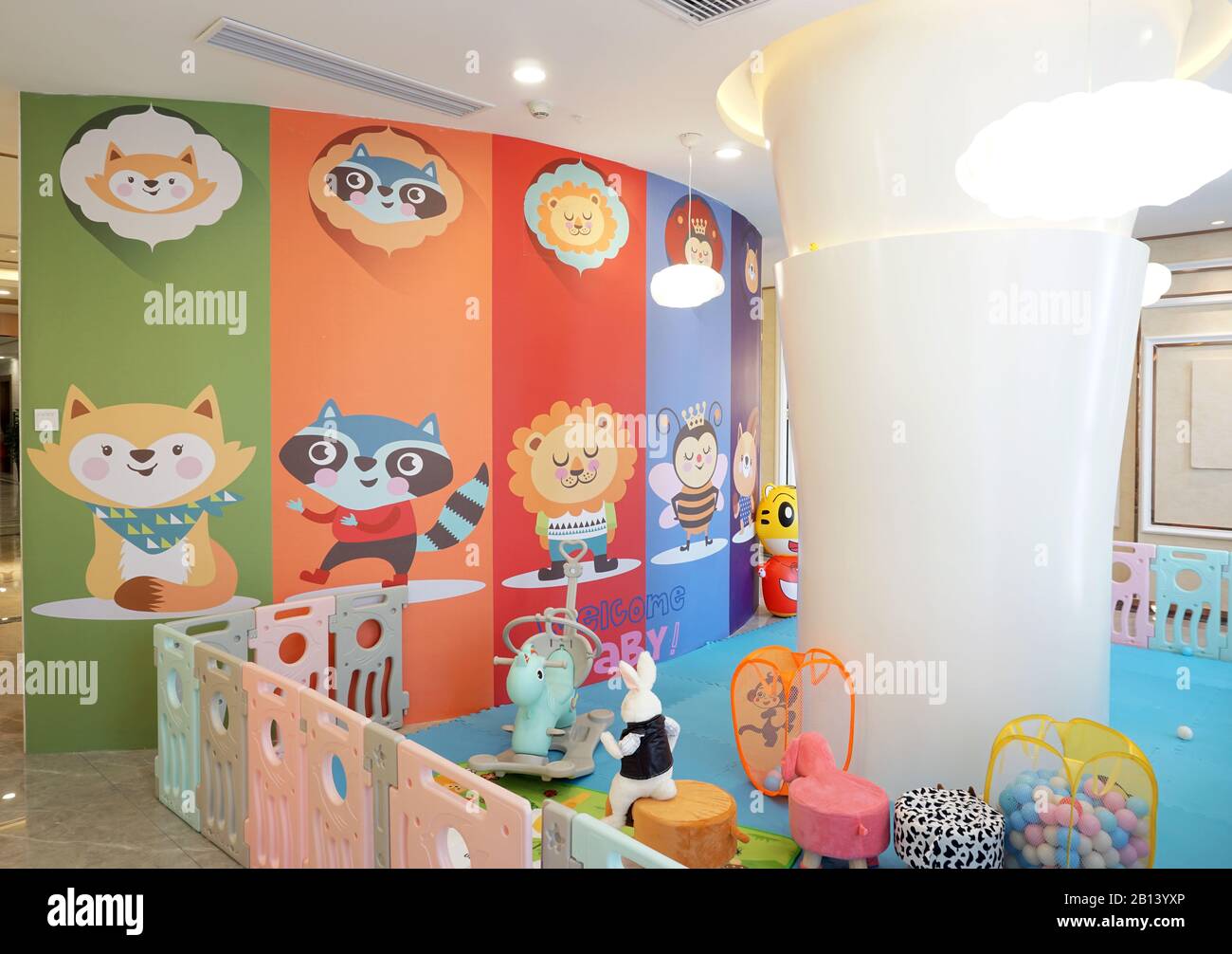 asilo nido interno sala attività bambini, giocattoli e cartoni animati. Foto Stock