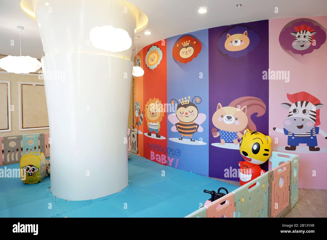 asilo nido interno sala attività bambini, giocattoli e cartoni animati. Foto Stock