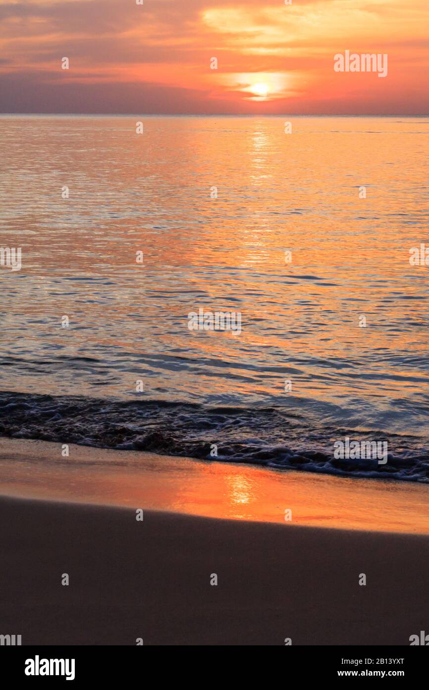 Tramonto tropicale, spiaggia di Nai Yang, Phuket, Thailandia Foto Stock