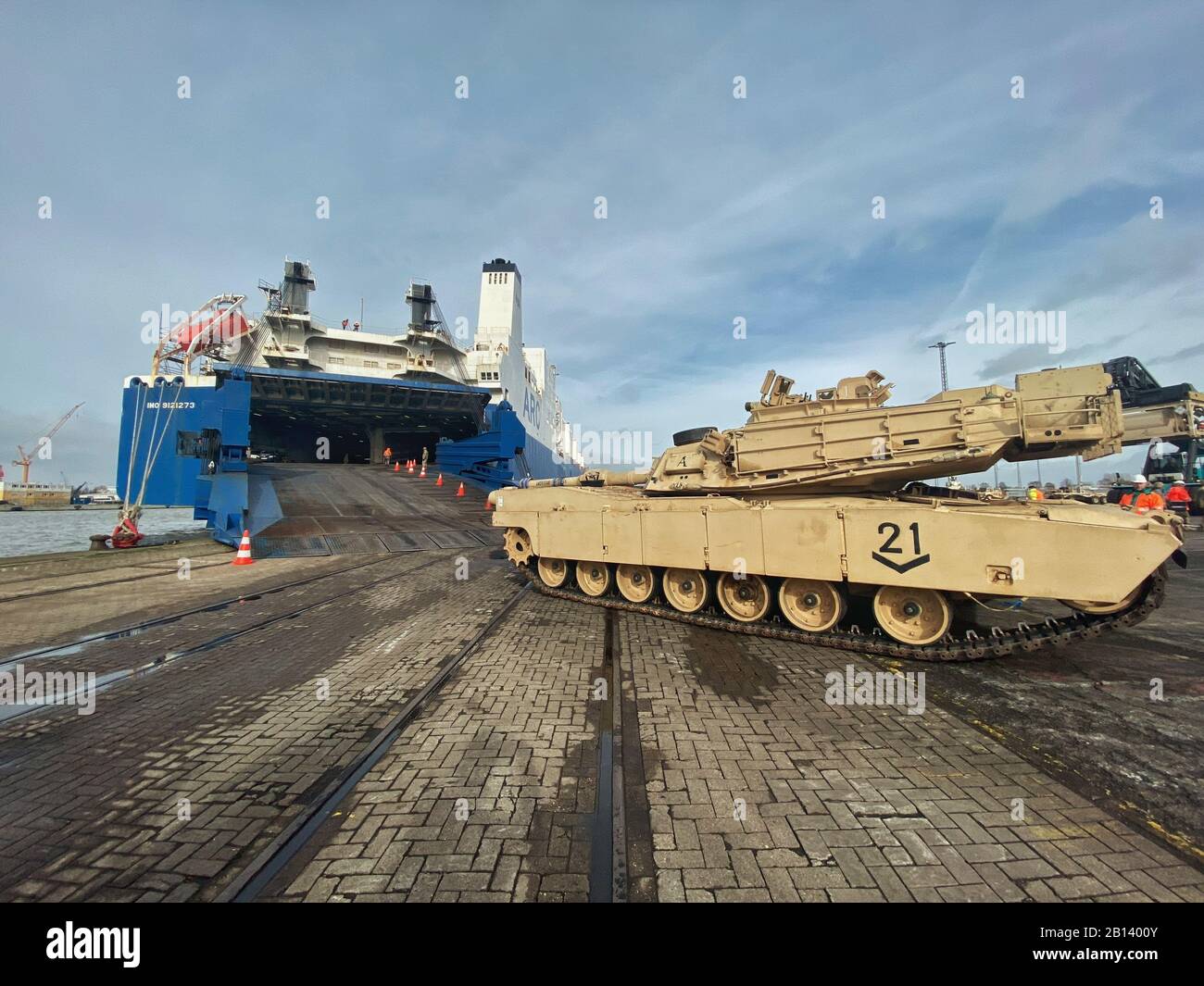 Un serbatoio Abrams M1A1 si sposta da M/V Endurance, un roll on, roll off nave contratta attraverso il comando Sealift militare. La resistenza ha transitato più di 14.825 tonnellate di carico di lunghezza pari a 1.254 pezzi di attrezzatura attraverso l'Atlantico per DEFENDER-Europe 20. Defender-Europe 20 mette in evidenza il potere marittimo della NATO e la capacità di assicurare la libertà di navigazione. (STATI UNITI Foto Navy di Travis Weger) Foto Stock