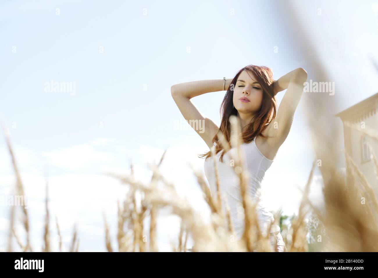 Giovane ragazza dai capelli rossi si rilassò al sole Foto Stock