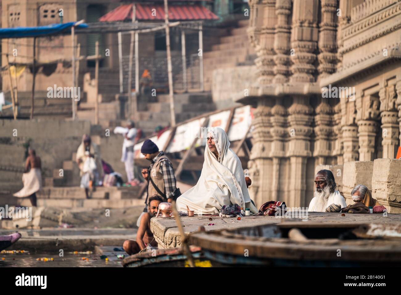 Cerimonia di balneazione nel fiume Ganga, Varanasi, India, Asia. Foto Stock