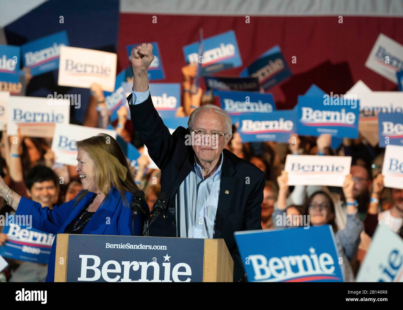Il candidato democratico alla presidenza Bernie Sanders, e sua moglie, Jane, al suo fianco, si sono mobilitati per una folla entusiasta in occasione di un raduno elettorale presso la Cowboys Dance Hall di San Antonio, Texas. Foto Stock
