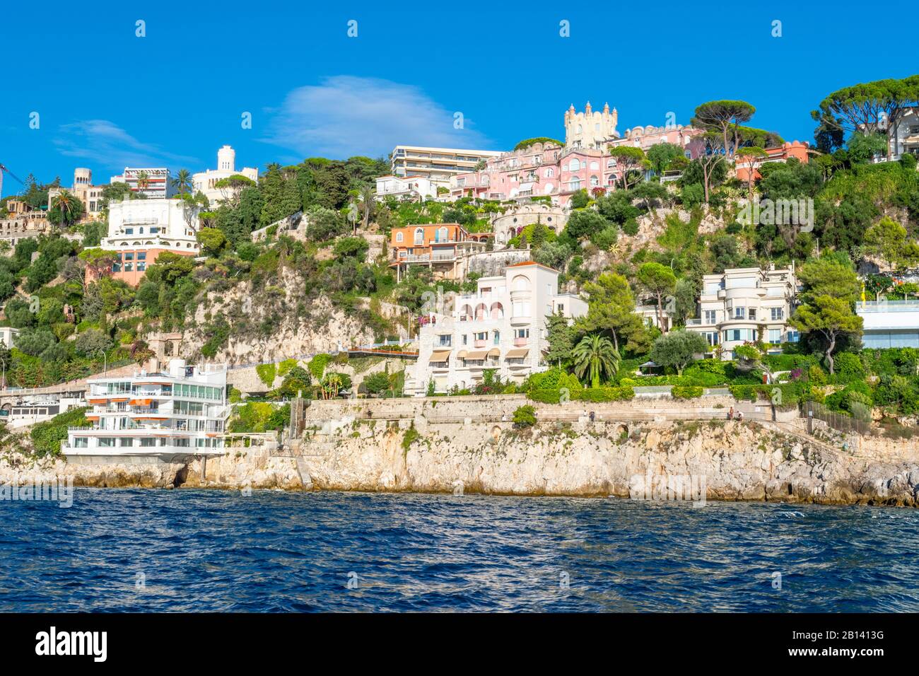 Case di lusso e ville fiancheggiano le colline lungo la costa della Costa Azzurra nel sud della Francia. Foto Stock