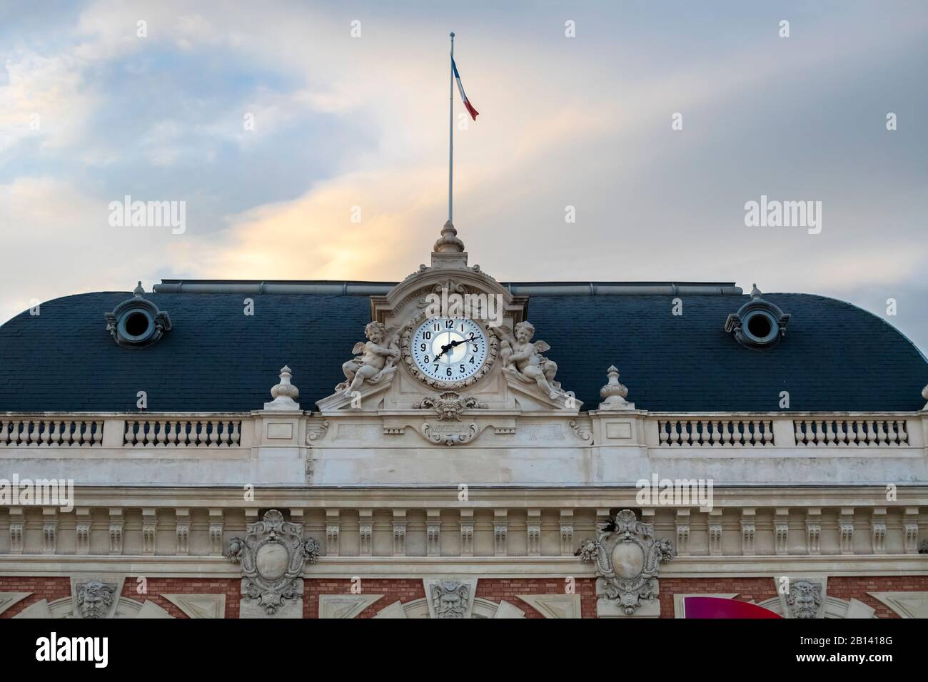 Lo storico edificio ferroviario con una bandiera francese che vola sopra, sulla Costa Azzurra nella città di Nizza, Francia. Foto Stock