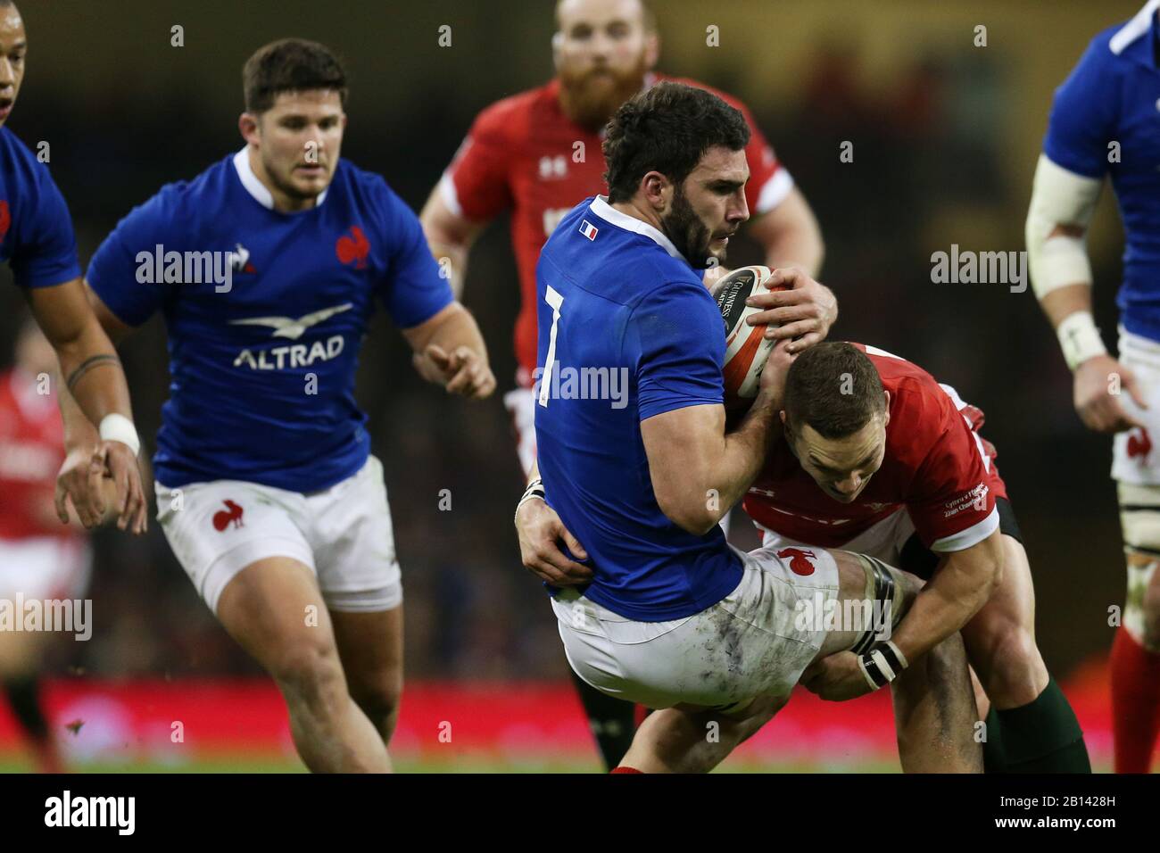 Cardiff, Regno Unito. 22nd Feb, 2020. Charles Ollivon di Francia è affrontato da George North di Galles (r). Galles contro Francia, Guinness Six Nations Championship 2020 incontro internazionale di rugby al Principato di Cardiff, Galles, Regno Unito sabato 22nd febbraio 2020. PIC by Andrew Orchard/Alamy Live News ATTENZIONE FOTO DISPONIBILE SOLO PER USO EDITORIALE Foto Stock