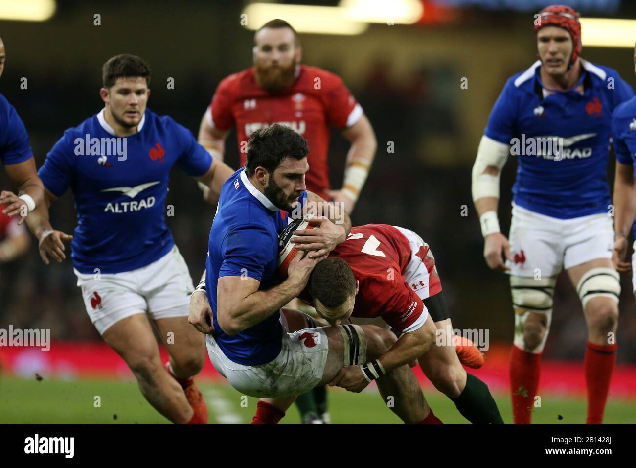 Cardiff, Regno Unito. 22nd Feb, 2020. Charles Ollivon di Francia è affrontato da George North of Wales .Wales contro France, Guinness Six Nations Championship 2020 International rugby match al Principato Stadium di Cardiff, Galles, UK sabato 22nd febbraio 2020. PIC by Andrew Orchard/Alamy Live News SI PREGA DI NOTARE LA FOTO DISPONIBILE SOLO PER USO EDITORIALE Foto Stock