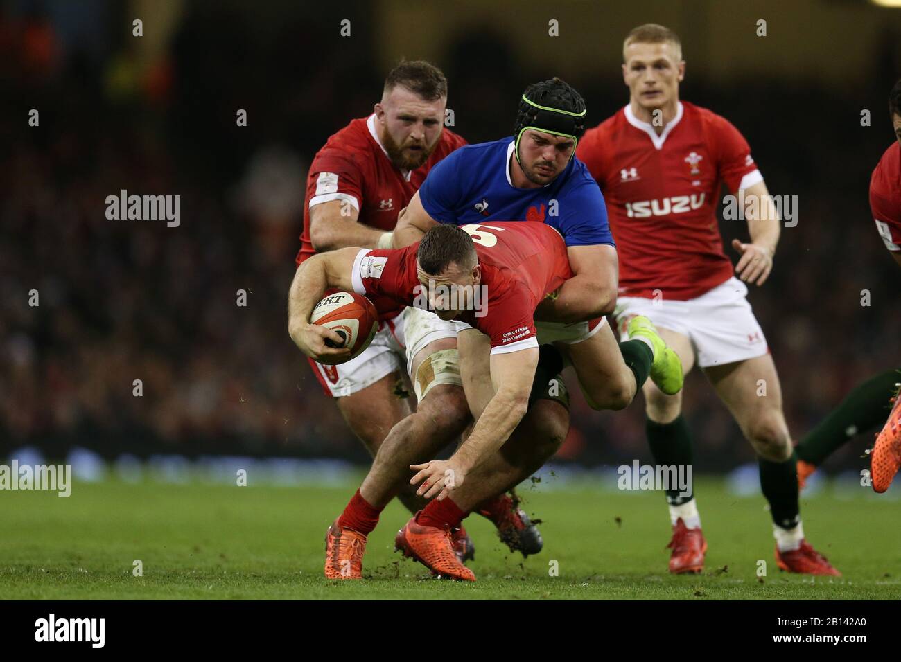 Cardiff, Regno Unito. 22nd Feb, 2020. Gareth Davies of Wales (c) è affrontato da Gregory Alldritt of France .Wales contro France, Guinness Six Nations Championship 2020 International rugby Match al Principato di Cardiff, Galles, Regno Unito sabato 22nd febbraio 2020. PIC by Andrew Orchard/Alamy Live News SI PREGA DI NOTARE L'IMMAGINE DISPONIBILE SOLO PER L'USO EDITORIALE Foto Stock