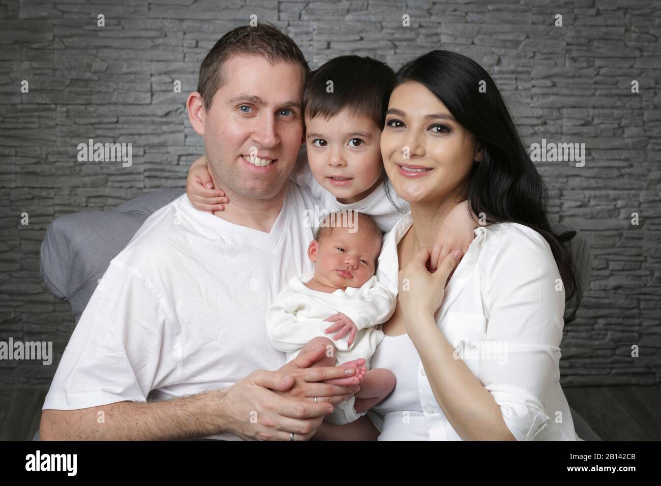 Genitori felici con figlio e neonato Foto Stock
