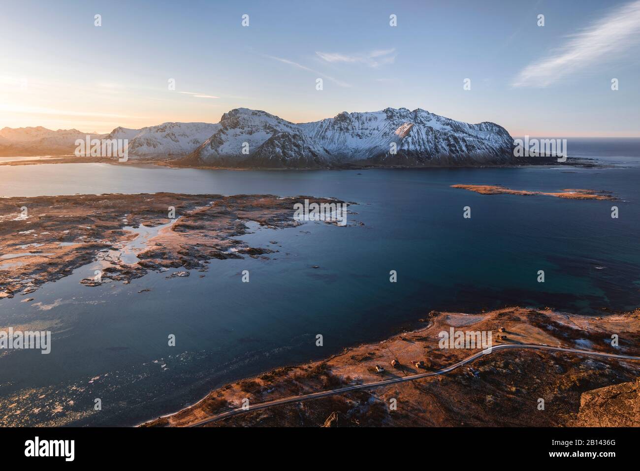 Vista da Hoven verso le isole vicine e le montagne nella luce della sera, Lofoten, Nordland, Norvegia Foto Stock