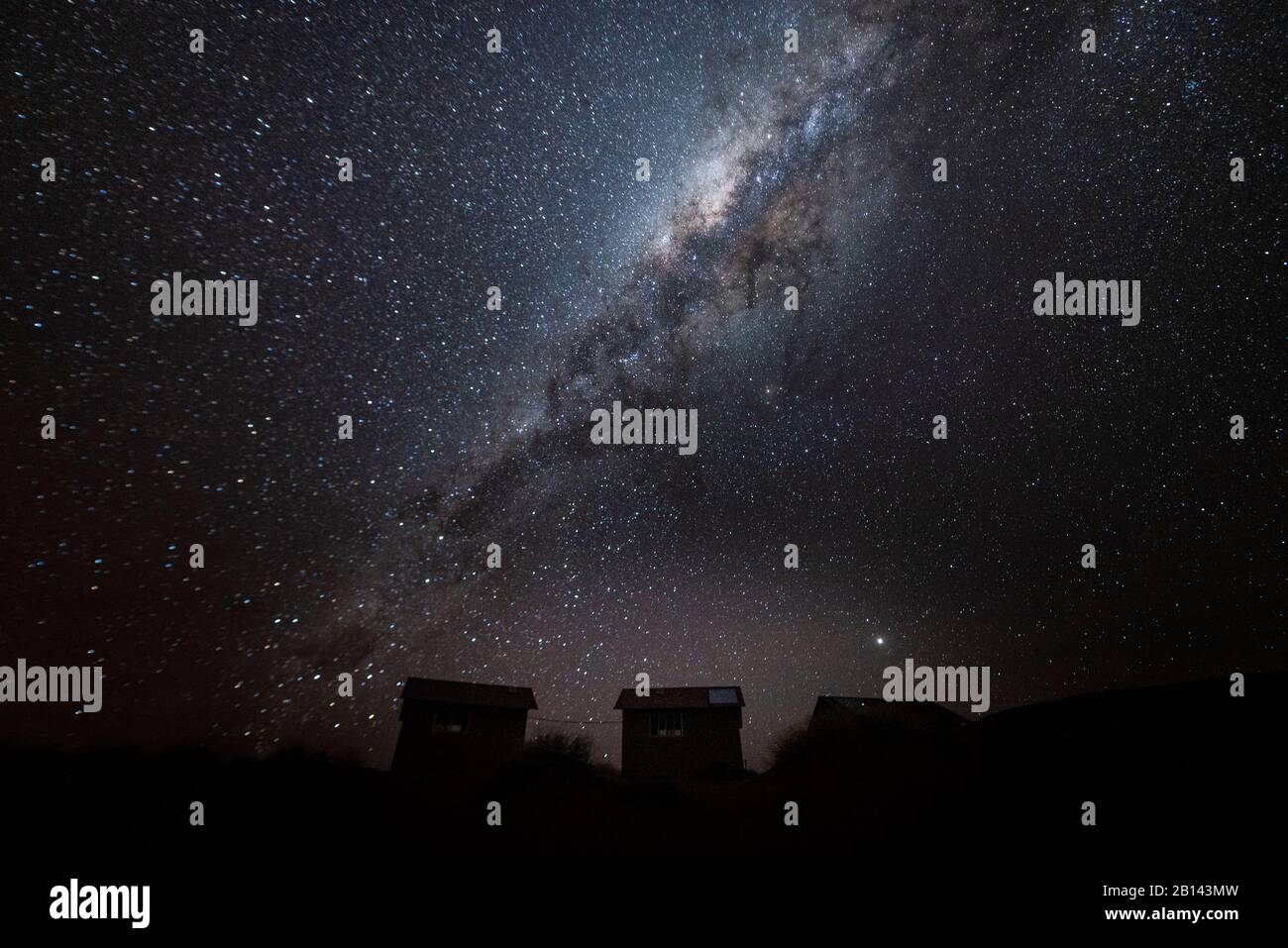 Piccole capanne nella parte anteriore della Via Lattea, Namibia Foto Stock