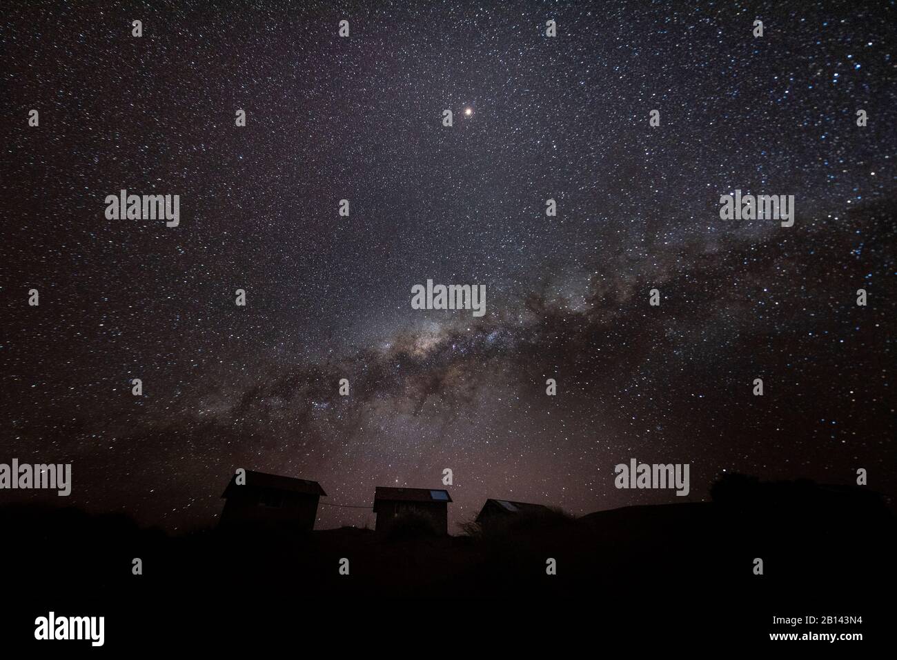 Piccole capanne nella parte anteriore della Via Lattea, Namibia Foto Stock