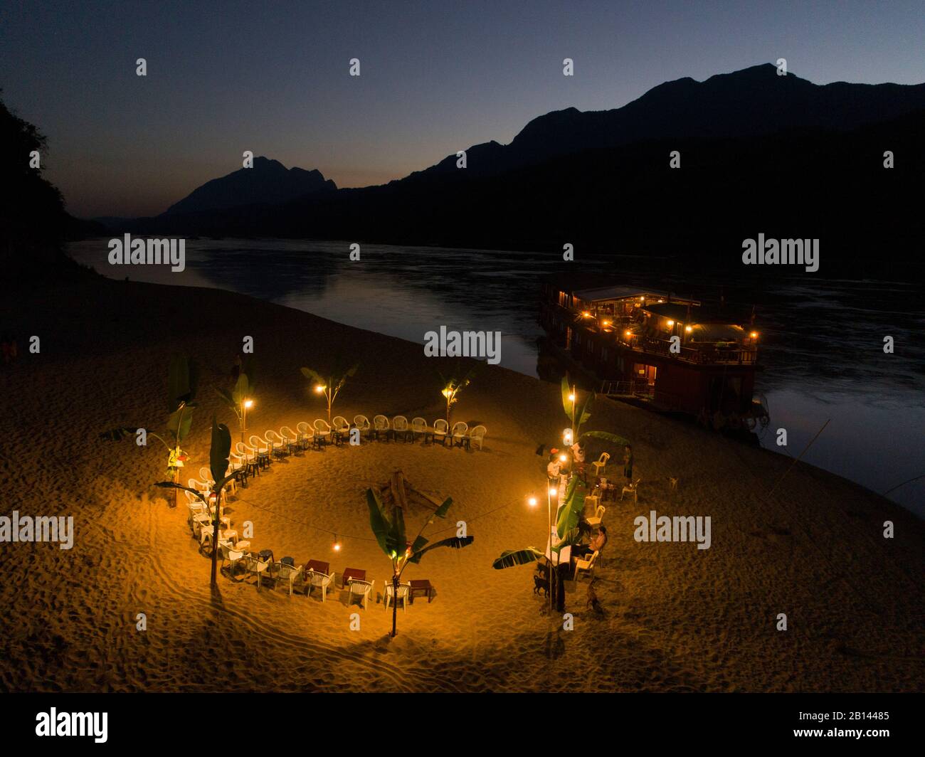 Barbecue sulle rive del fiume Mekong di fronte al fiume Nave da Crociera Mekong Sun, Laos Foto Stock