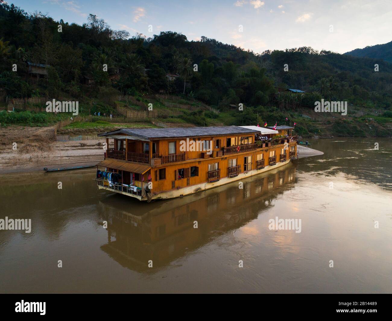 Fiume Nave da Crociera Mekong Sun si trova a notte su una riva, Laos Foto Stock