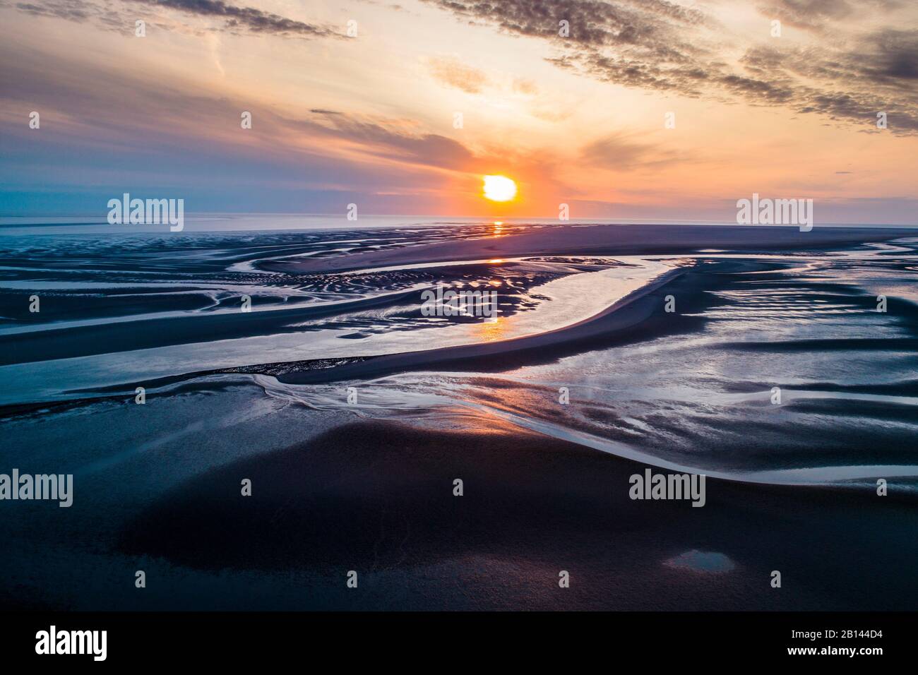 Foto aeree del mare di Wadden a bassa marea e al tramonto, Sankt Peter-Ording, Schleswig-Holstein, Germania Foto Stock