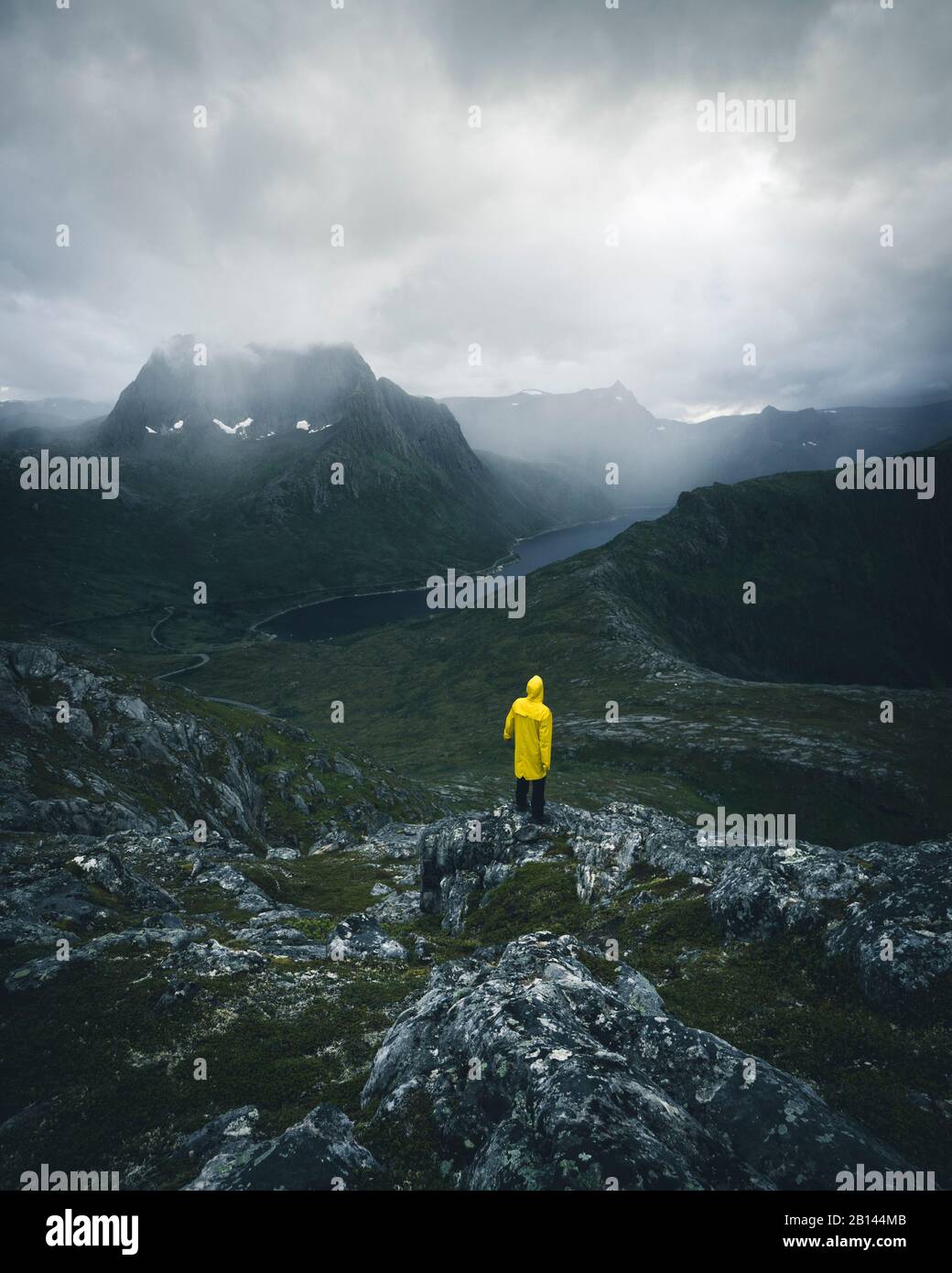 Midsummer escursione attraverso le montagne di Senja, Norvegia Foto Stock