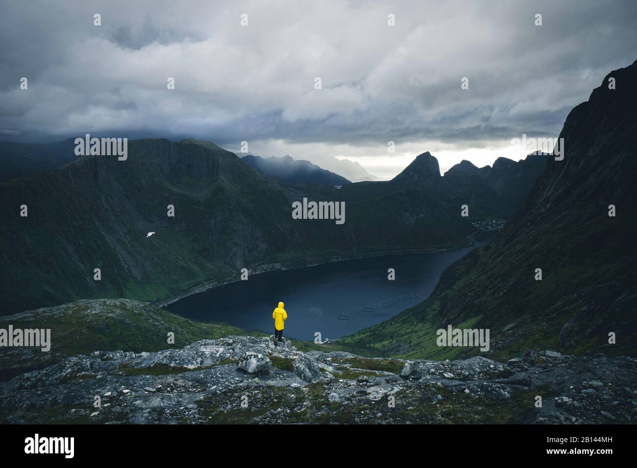 Midsummer escursione attraverso le montagne di Senja, Norvegia Foto Stock