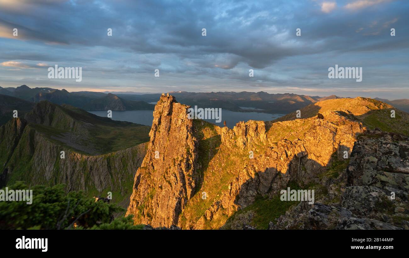 Midsummer escursione attraverso le montagne di Senja, Norvegia Foto Stock