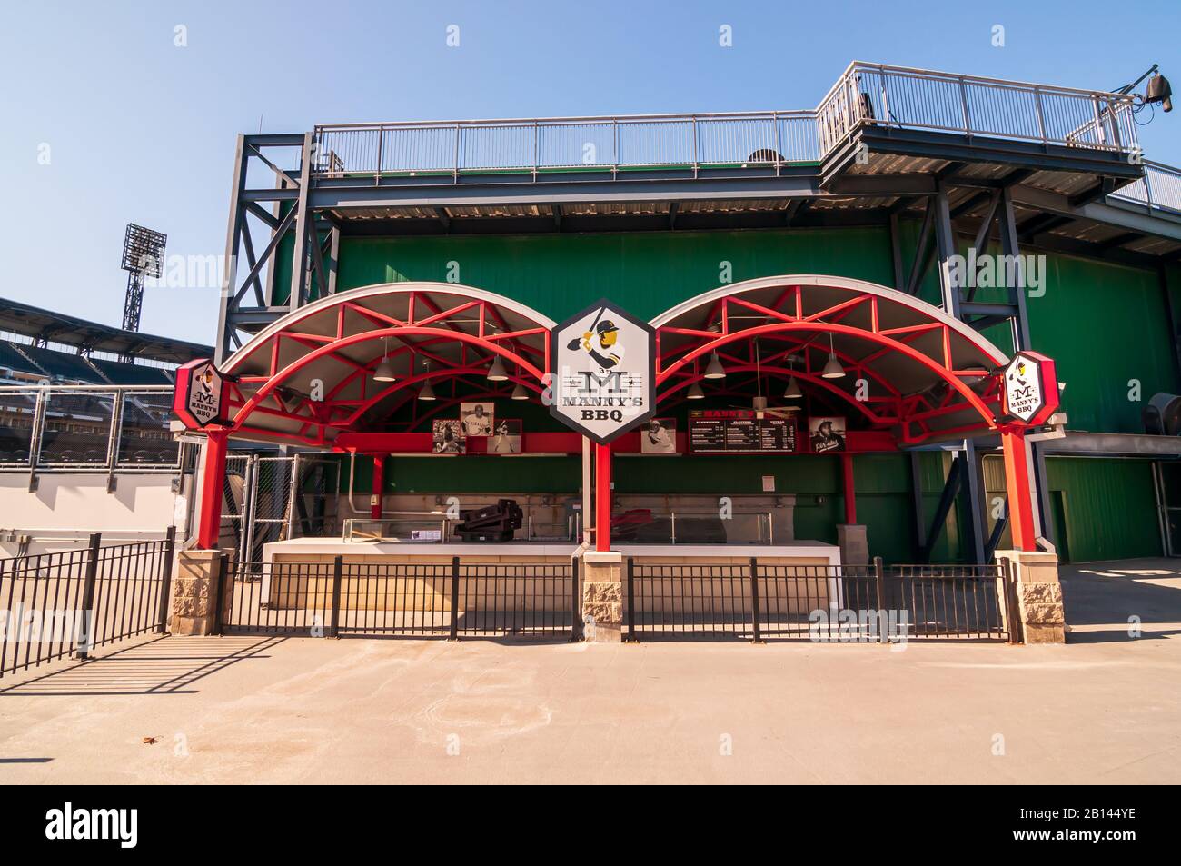 Manny BBQ, un popolare barbecue stand situato sulla passerella fuori campo al PNC Park, di proprietà di Manny Sanguillen, un ex giocatore dei Pirati, PGH, PA Foto Stock