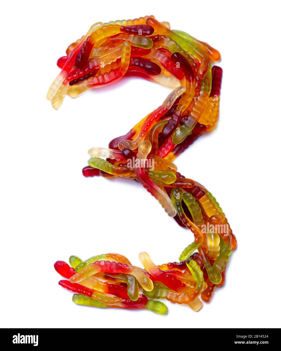Numero arabo '3' da marmellata da masticare multicolore su sfondo bianco isolato. Modello di cibo fatto da dolci per bambini serpenti. Alfa brillante Foto Stock