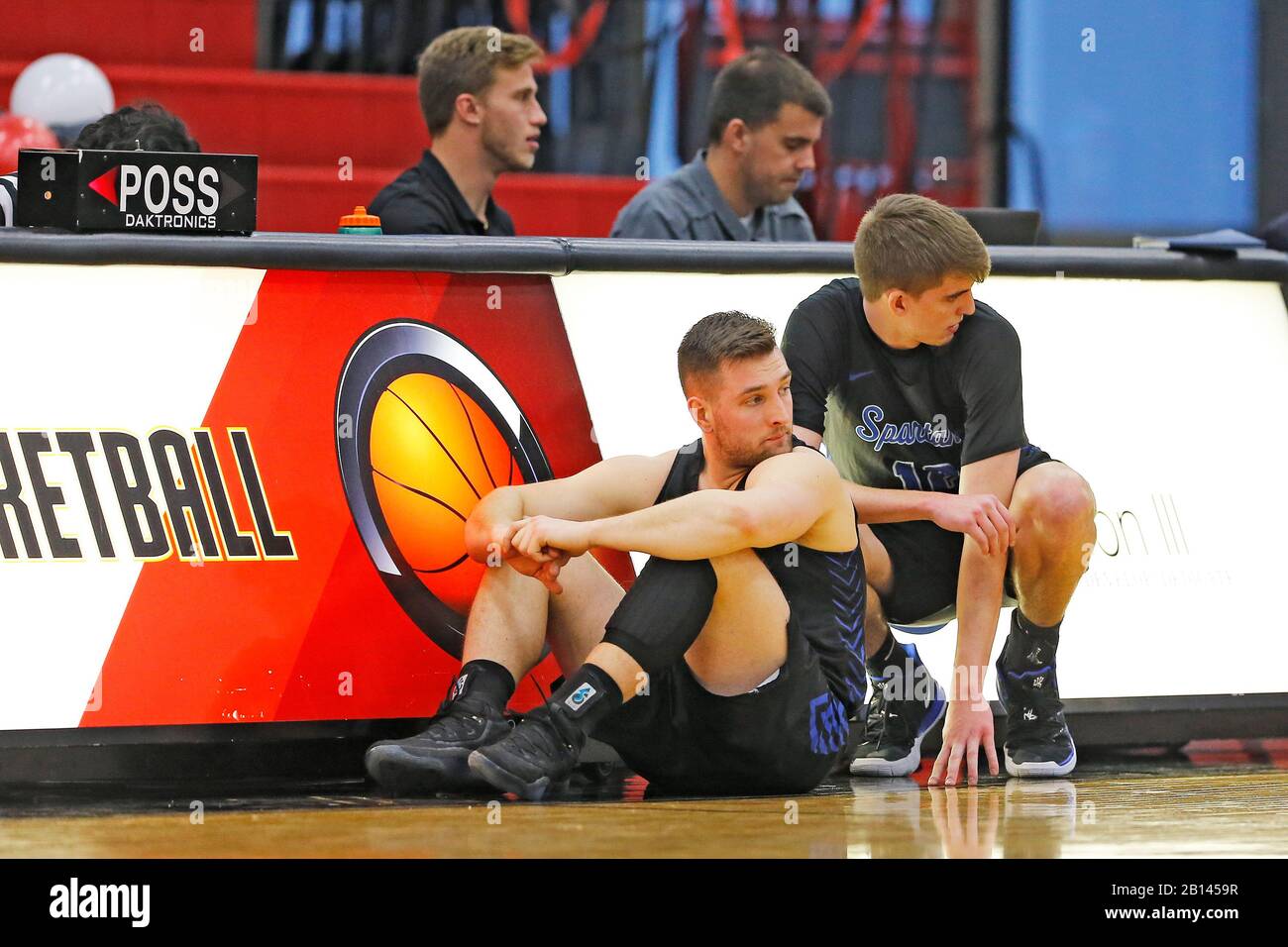 I giocatori di pallacanestro dell'università degli uomini americani aspettano per sostituire in un gioco a Chicago, il, gli Stati Uniti. Foto Stock