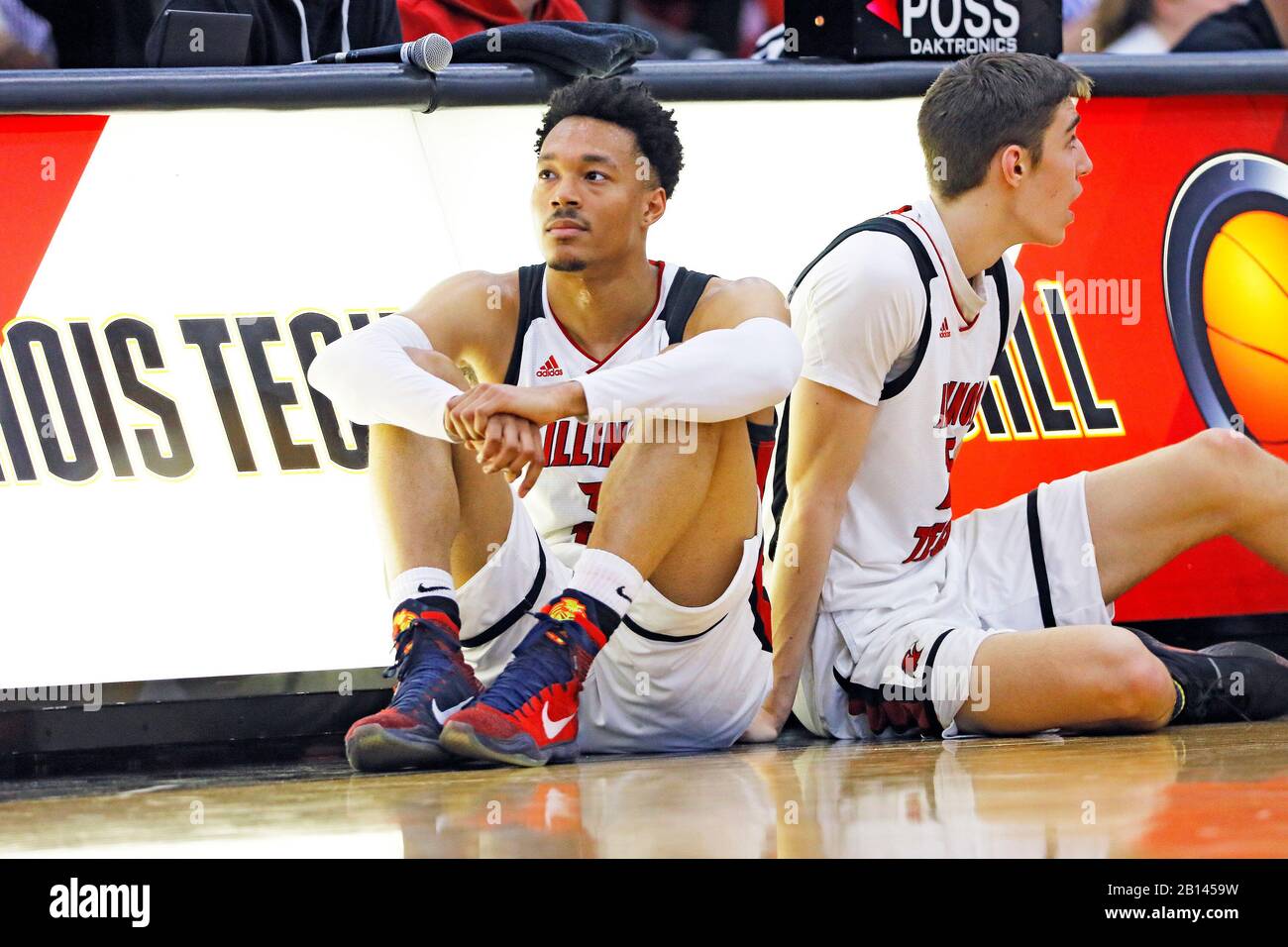 I giocatori di pallacanestro dell'università degli uomini americani aspettano per sostituire in un gioco a Chicago, il, gli Stati Uniti. Foto Stock