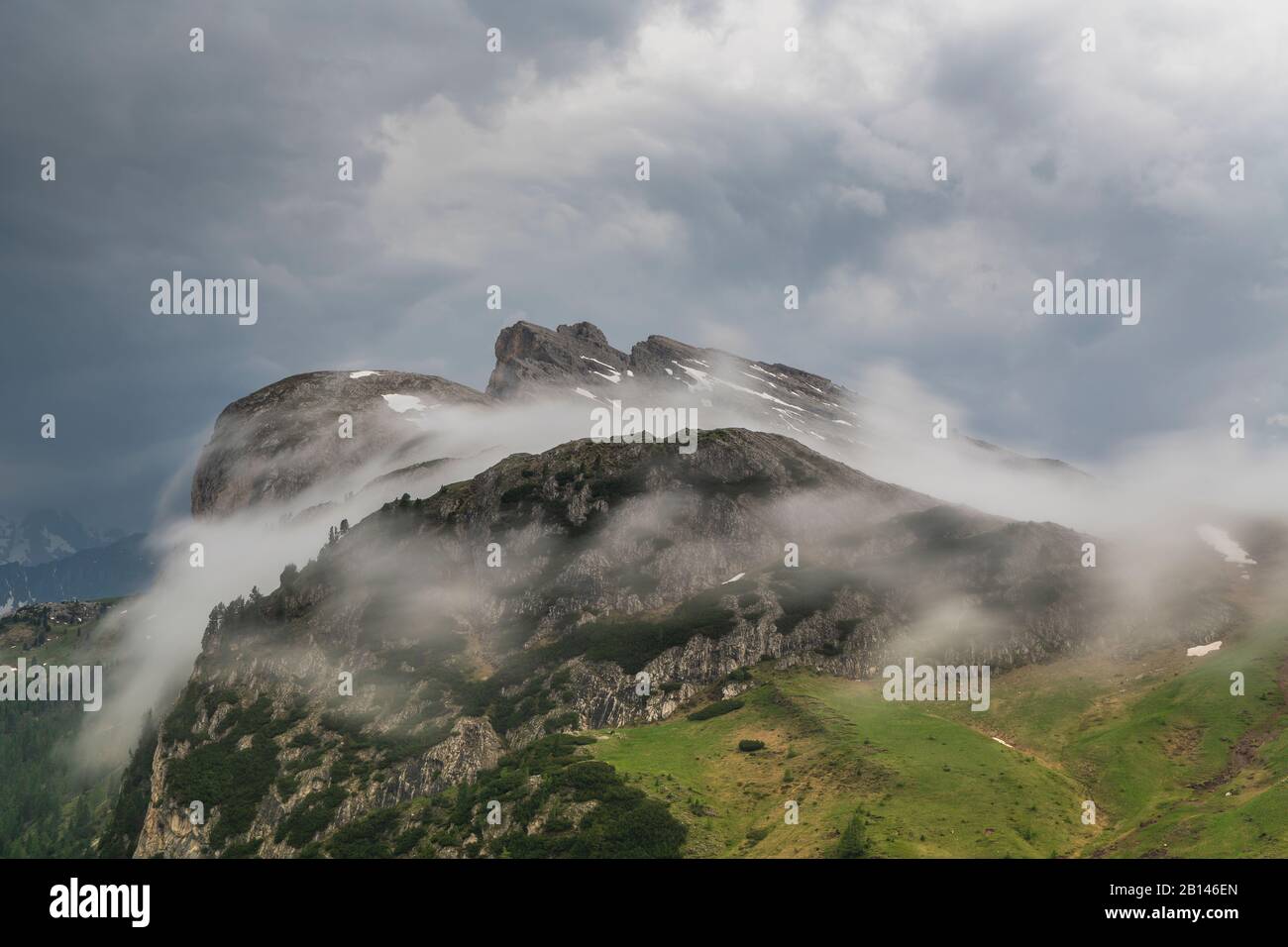 Vista del grande Settsass dal Passo Falzarego, atmosfera da tempesta, Dolomiti, Italia Foto Stock