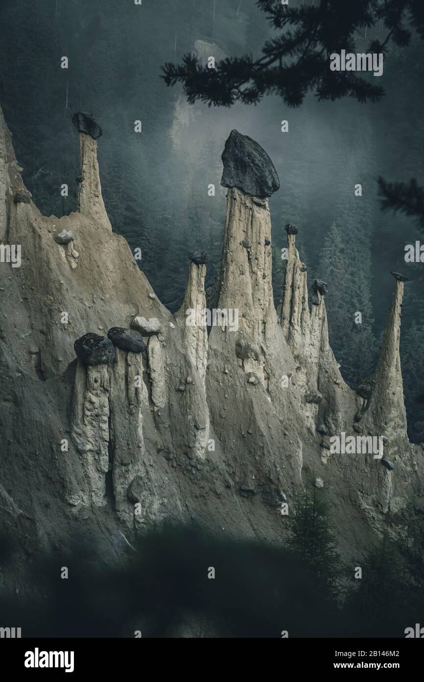 Piramidi di terra nella nebbia, Alto Adige, Italia Foto Stock