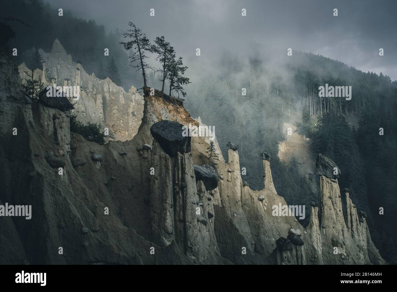 Piramidi di terra nella nebbia, Alto Adige, Italia Foto Stock